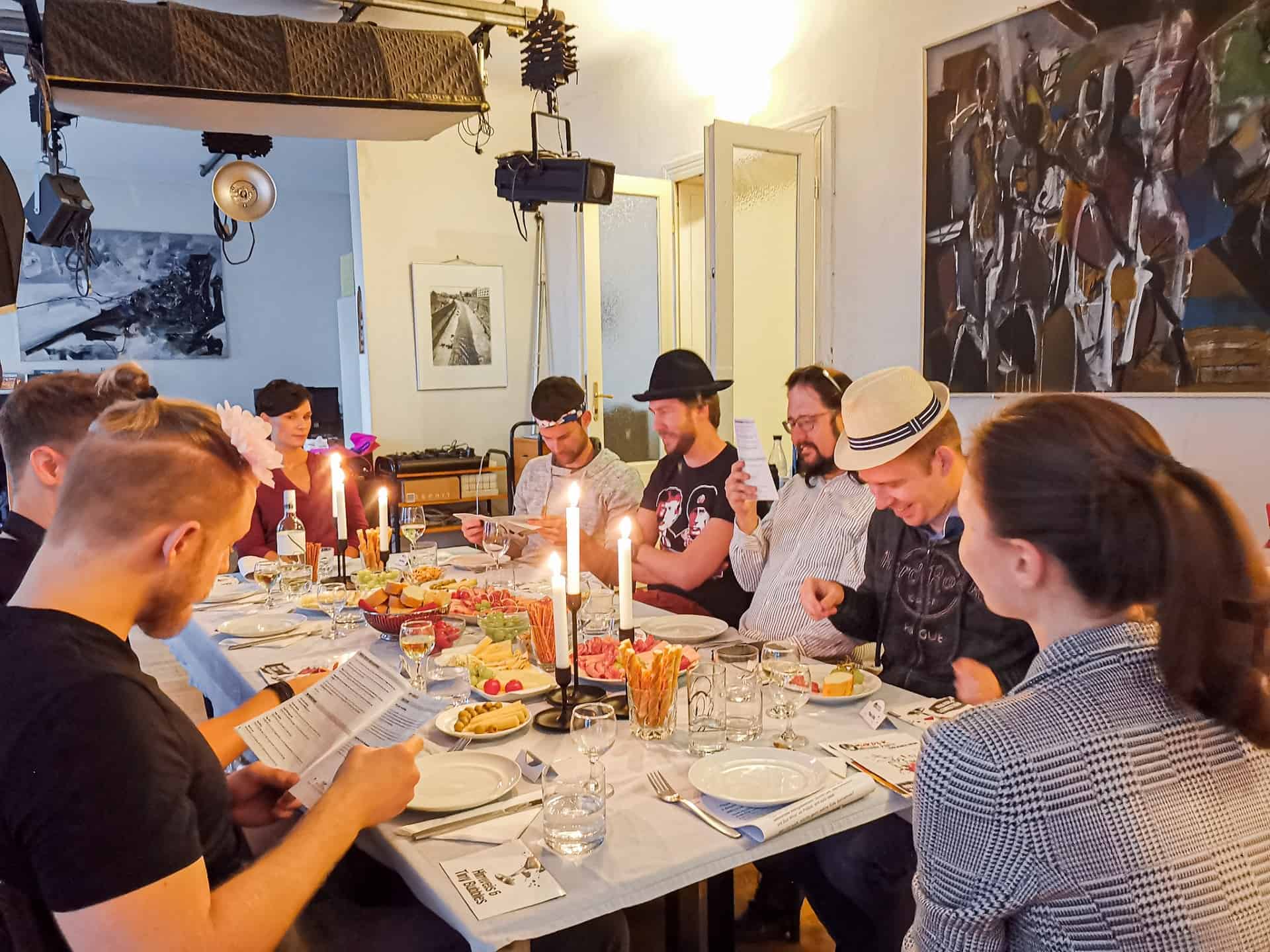 Murder Mystery Party Tödlicher Wein endet mit einer Anklage